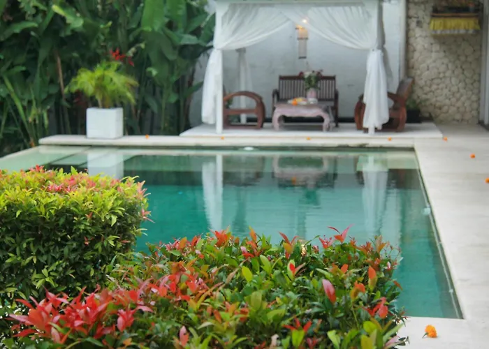 Ndaru - 4 Bedroom In Batu Bolong, *