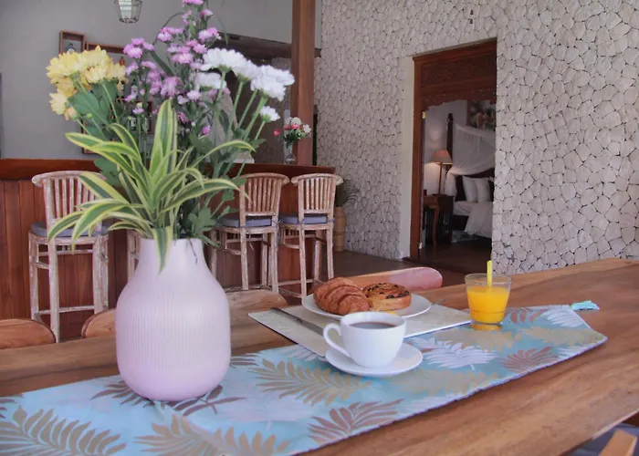 Villa Ndaru - 4 Bedroom In Batu Bolong, *