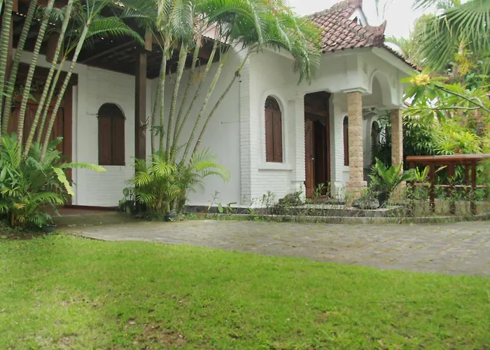 Ndaru - 4 Bedroom In Batu Bolong,