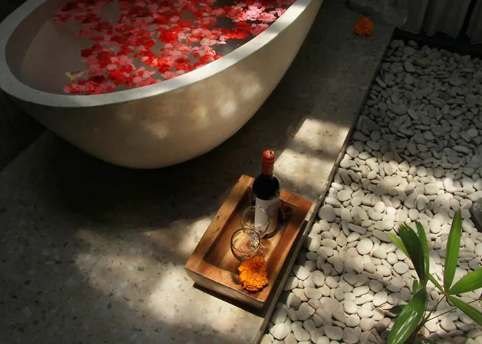 Ndaru - 4 Bedroom In Batu Bolong, *
