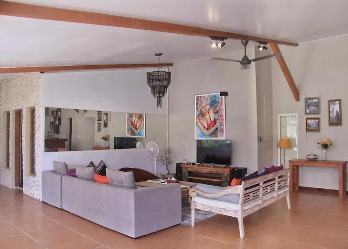 Ndaru - 4 Bedroom In Batu Bolong, Villa