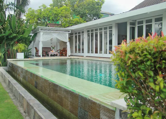 Villa Ndaru - 4 Bedroom In Batu Bolong, *