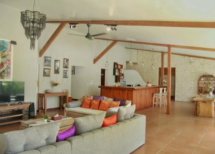 Ndaru - 4 Bedroom In Batu Bolong,