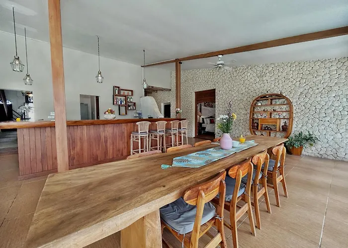 Ndaru - 4 Bedroom In Batu Bolong,
