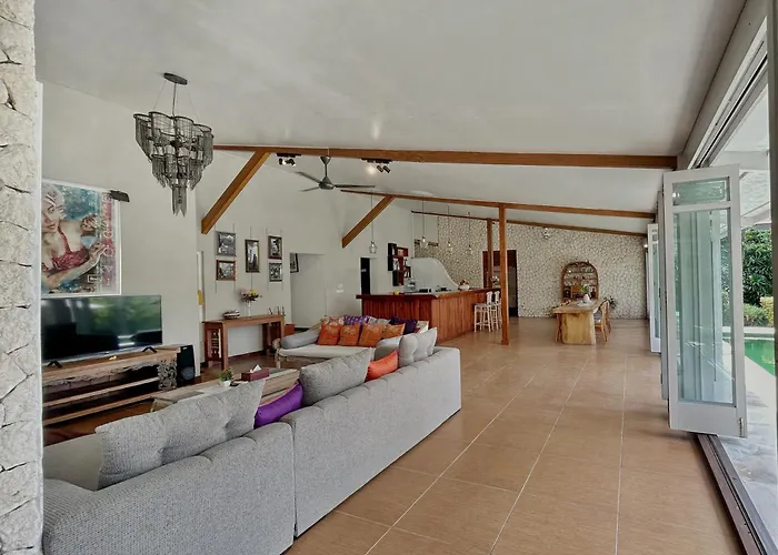 Ndaru - 4 Bedroom In Batu Bolong, *